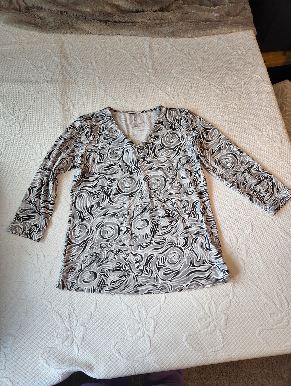 Lulu-B Black & White Abstract V-Neck Long Sleeve Top